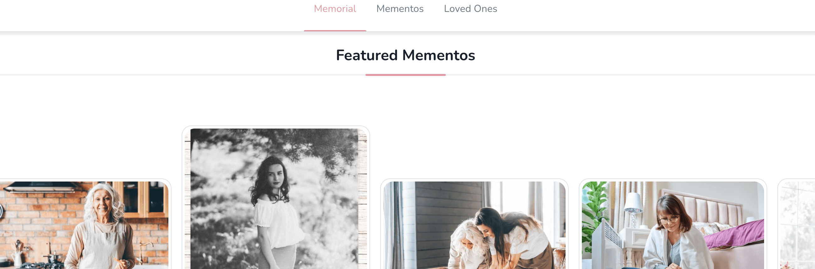 Souvenirs en vedette affichés sur le mémorial